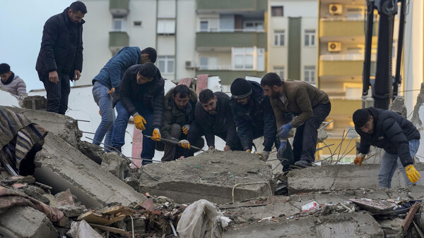 Un millón de turcos viven en refugios temporales tras el terremoto - El Independiente