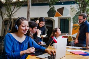 Estudiar, emprender o trabajar: El dilema de los jóvenes en Paraguay - MarketData