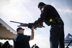 Ciudadanos en Houston entregan sus armas: “No quiero que mis nietos las tomen” - Mundo - ABC Color