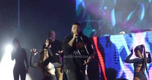 La Nación / Pese al frío y la espera, una multitud vibró con el retorno de Don Omar