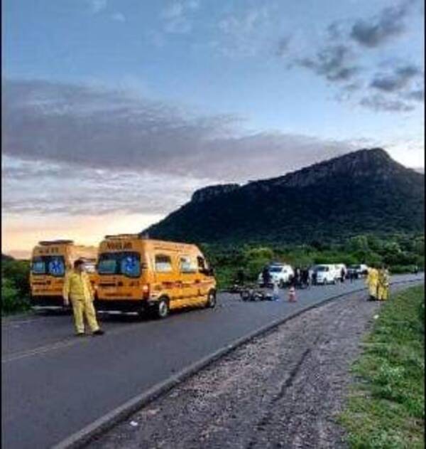 Dos jóvenes fallecidos y dos heridos deja choque entre motos en Paraguarí