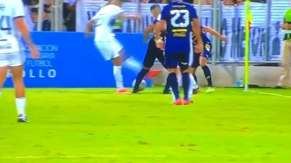 [VIDEO] Olimpia: El patadón que le valió la roja a Mateo Gamarra ante el "Triqui"