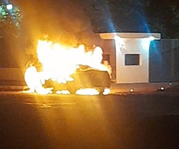 Vehículo se incendia en plena marcha