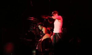 ¡Lenny Tavárez subió a una fans al escenario, le cantó y le bailó sensualmente!