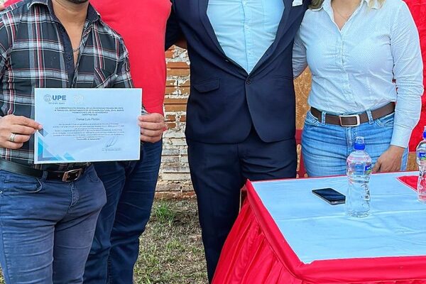 Tiki entrega becas a jóvenes en barrio Don Bosco