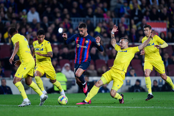 Versus / Con Arzamendia de titular, el Cádiz cae ante el Barcelona en el Camp Nou