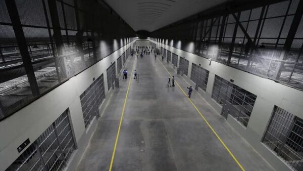 ¿Cómo es por dentro la nueva cárcel de El Salvador, la más grande de América?
