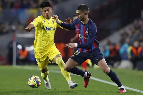 Barcelona mantiene ventaja como líder y hunde al Cádiz de Arzamendia - Fútbol Internacional - ABC Color