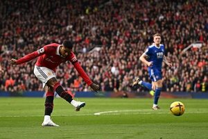 Manchester United golea y se mete en la pelea por el título de la Premier - Fútbol Internacional - ABC Color
