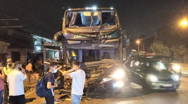 Choque de buses en Capiatá | 1000 Noticias