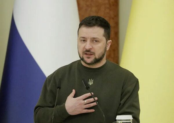 Ucrania: Zelenski reitera que la situación es difícil en el este pero “están peleando” - Mundo - ABC Color