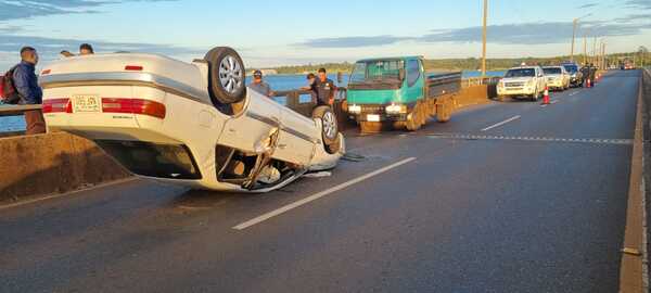 VEHÍCULO VOLCÓ SOBRE LA RUTA PY01 A LA ALTURA DE SAN JUAN DEL PNÁ. - Itapúa Noticias