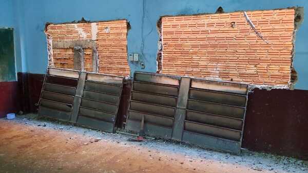 En escuelas con riesgo de derrumbe y obras atrasadas inician año lectivo - La Clave
