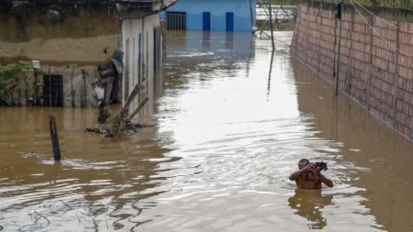 Derrumbes causados por fuertes lluvias dejan 19 muertos en balnearios de Brasil - .::Agencia IP::.