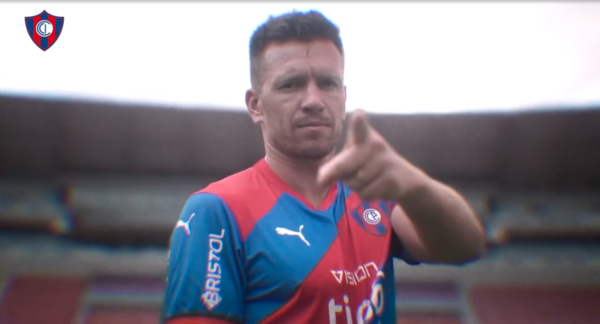 Versus / El curioso video de presentación de Eduardo Brock en Cerro Porteño