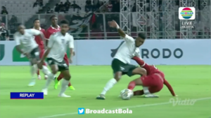 Versus / El brutal nocaut que metió un futbolista en un partido en Indonesia