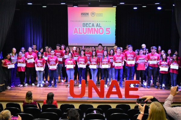 UNAE entrega 45 becas universitarias en el marco de su Programa de Excelencia. Beca al alumno 5.