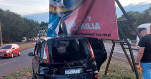 La Nación / Aparatoso accidente en Encarnación deja importantes daños materiales