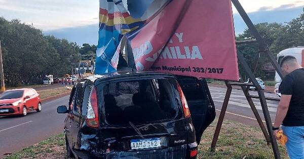 La Nación / Aparatoso accidente en Encarnación deja importantes daños materiales