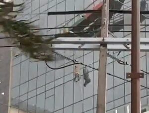 Empleadores costearán gastos médicos de joven que cayó de andamio · Radio Monumental 1080 AM