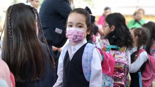 Nahiara, la niña que recibió un corazón, fue hoy a su primer día de clases