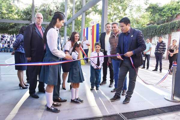 Inauguran polideportivo y lanzan programa de merienda escolar en la Esc. Alemana