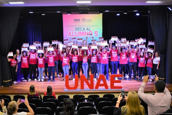 UNAE entrega 45 becas universitarias en el marco de su programa de excelencia “Beca al alumno 5” | Empresas | 5Días