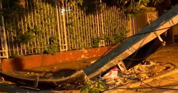 La Nación / Automovilista chocó contra una columna y dejó sin energía eléctrica a vecinos en Asunción