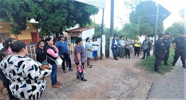 Iniciaron las clases en la escuela de Yaguarón, pero los padres de familia protestan contra el director - Nacionales - ABC Color