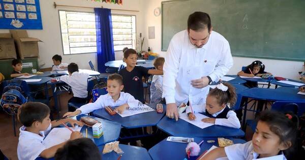 La Nación / Padres y docentes elevan su voz contra la falta de presupuesto para el MEC