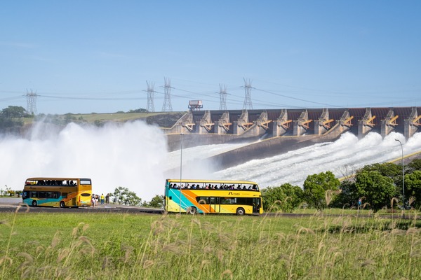Itaipu realizó apertura simultánea de canaletas luego de 7 años por nivel del embalse - .::Agencia IP::.