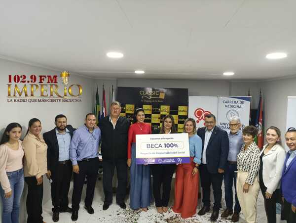 Grupo Classic Center y Fundación Cardenal Newman realizan entrega de beca para la carrera de Medicina - Radio Imperio