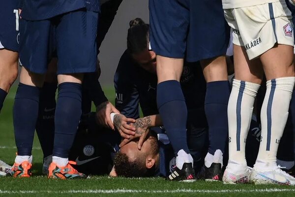 Pruebas médicas apuntan a desgarro de ligamentos de Neymar, según prensa - Fútbol Internacional - ABC Color