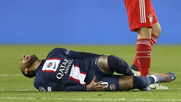Pruebas médicas apuntan a desgarro de ligamentos de Neymar