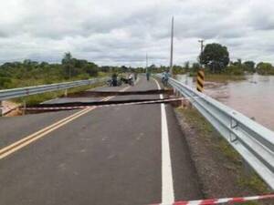 [VIDEO] Desborde de río partió la ruta en la mitad dejando aislados a pobladores de Paso Barreto