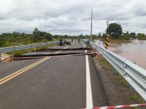 [VIDEO] Desborde de río partió la ruta en la mitad dejando aislados a pobladores de Paso Barreto