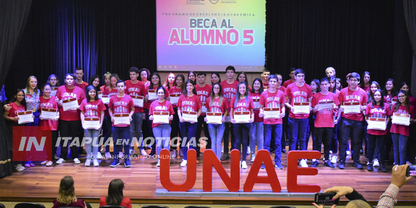 UNAE ENTREGÓ 45 BECAS UNIVERSITARIAS EN EL MARCO DEL PROGRAMA “ALUMNO BECA 5” - Itapúa Noticias