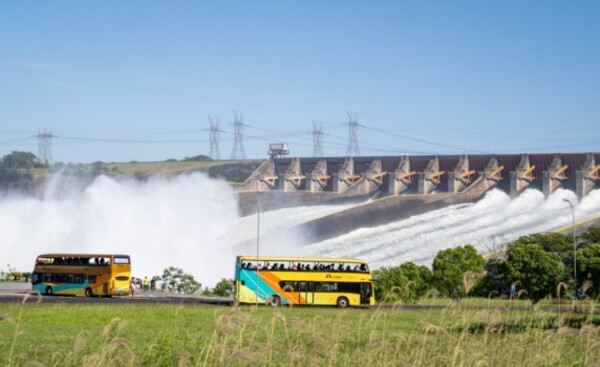 Tras 7 años, Itaipu realizó apertura simultánea de canaletas