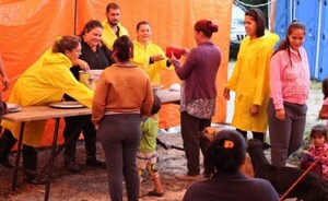 Entregan alimentos a personas en situación de calle y a damnificados