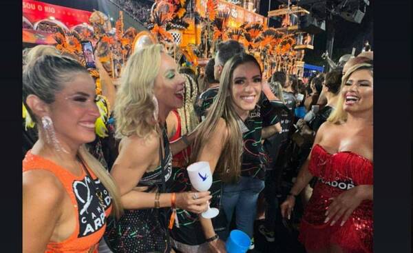 [VIDEO] ¡Muy preocupada ella, disfrutando del carnaval de Río!