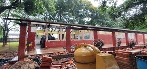 Aulas en peligro derrumbe, salas sin techo y falta de rubros marcan inicio de clases en el Este - ABC en el Este - ABC Color