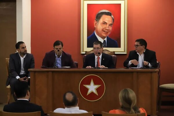 El Pleno de la Junta de la ANR debe pedir renuncia de Cartes como presidente, sostiene abogado - Política - ABC Color