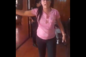 (VIDEO) Kuña torova armó un kilombo en la comisaria de Sanlo