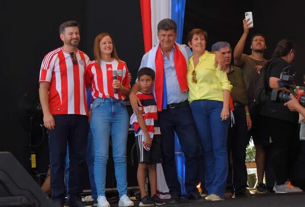 Efraín y Soledad plantean que dinero de la merienda escolar pase a las madres - Política - ABC Color