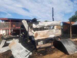 VIVIENDA SE REDUJO A CENIZAS EN SAN COSME Y SAN DAMIÁN - Itapúa Noticias