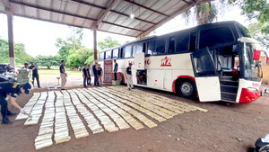 Incautan más de una tonelada de marihuana oculta en doble fondo de ómnibus de turismo - La Clave