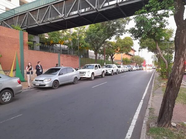 PMT interviene para que padres no estacionen en doble fila frente a colegios de Asunción - Nacionales - ABC Color