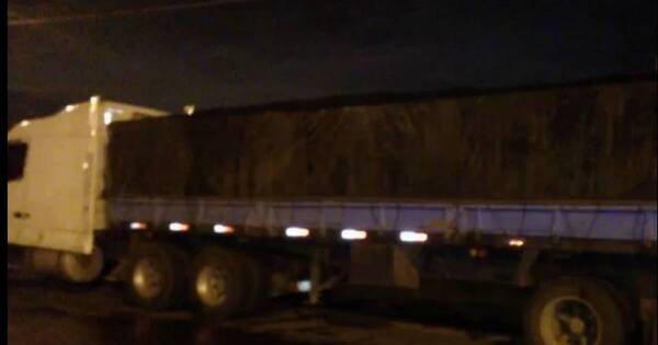 La Nación / Recuperan camión robado con 33 mil kilos de soja en Guairá