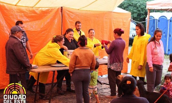 Municipalidad de CDE entregó alimentos a gente en situación de calle y a damnificados – Diario TNPRESS