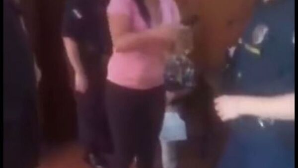 Mujer fue a denunciar a su ex por violencia doméstica, su hijo le desmintió y ella terminó golpeándolo